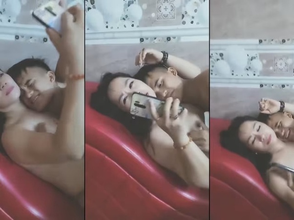 Bị hai chị vắt kiệt sức em trai chỉ biết nằm im chịu trận